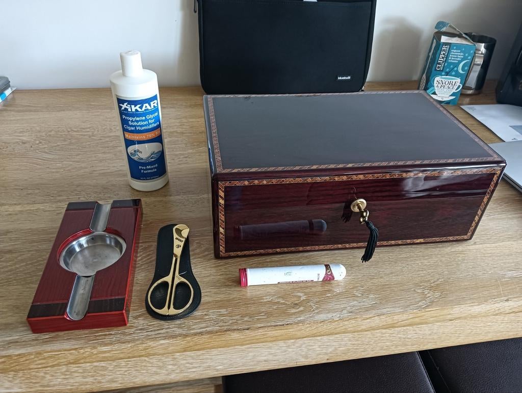 Humidor met toebehoren, Verzamelen, Rookartikelen, Aanstekers en Luciferdoosjes, Ophalen, Gebruikt