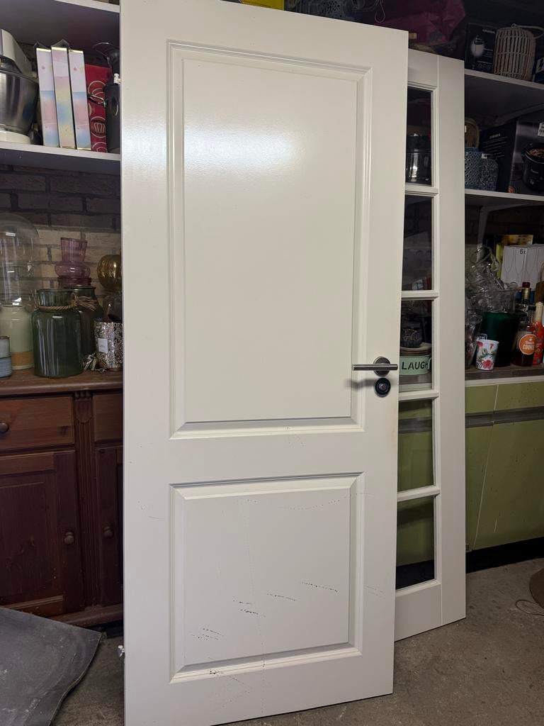 Witte binnendeur met paneel en deurbeslag, Doe-het-zelf en Verbouw, Deuren en Horren, Ophalen, 80 tot 100 cm, Binnendeur, Zo goed als nieuw