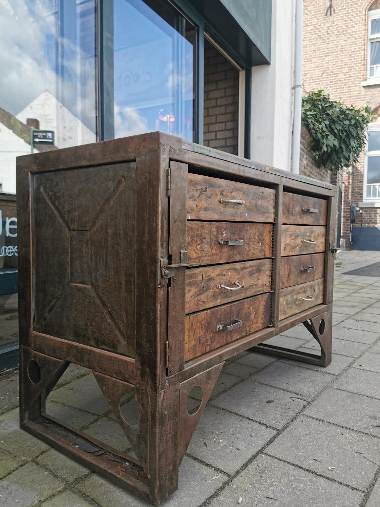 Oude industriële leger werkbank opel blitz, Ophalen