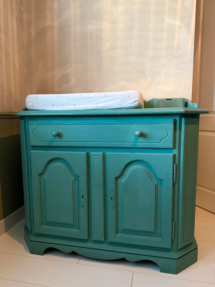 Stijlvolle vintage baby commode/dressoir van massief hout., Kinderen en Baby's, Kinderkamer | Commodes en Kasten, Gebruikt, Commode