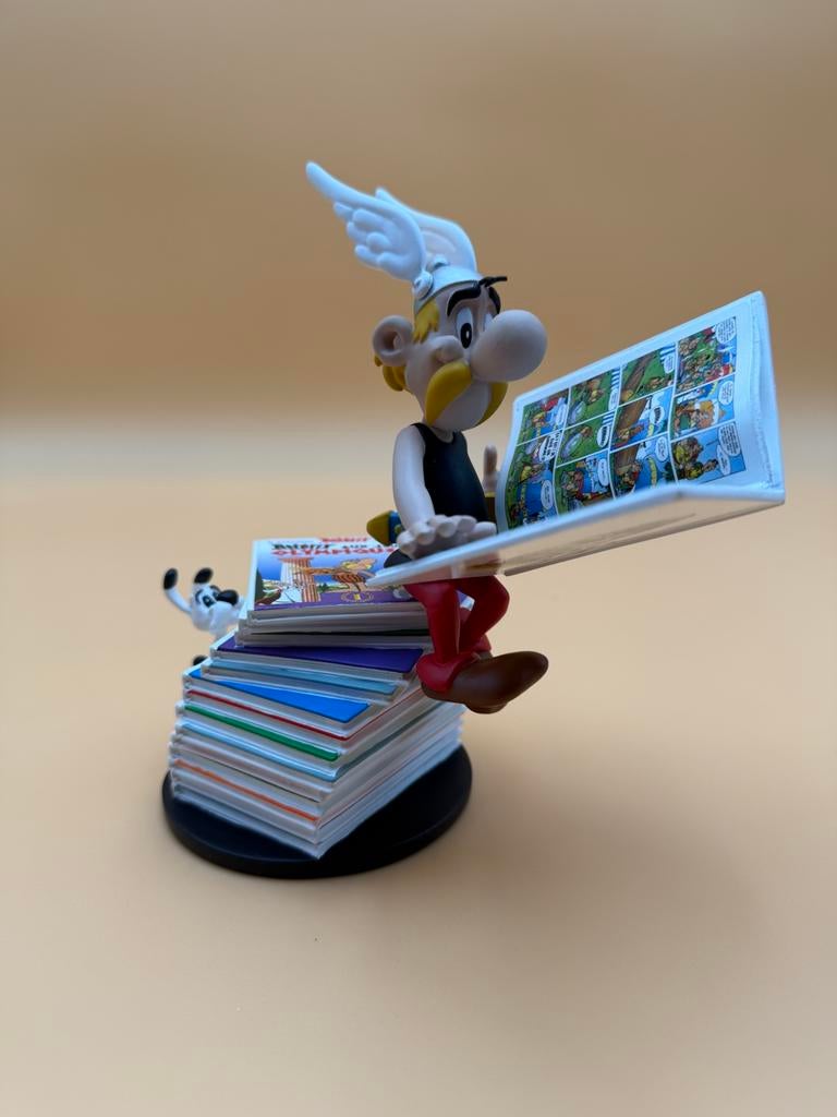 Asterix op een stapel boeken (beperkte oplage)., Ophalen of Verzenden, Overige typen