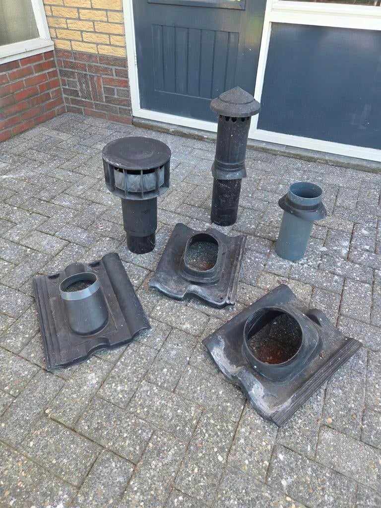 Diverse dakdoorvoeren voor ventilatie en afvoer, Ophalen, Steen of Klei, Minder dan 5 m², Dakpannen
