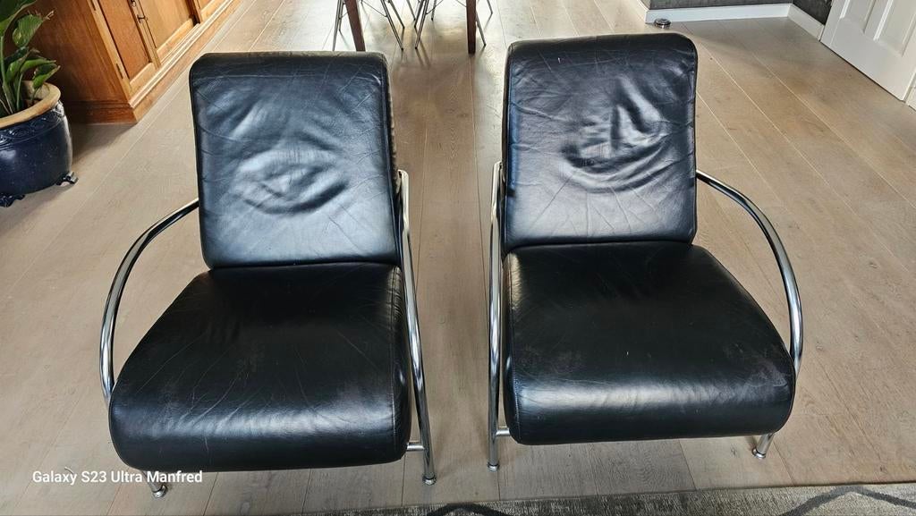 2x Zwarte lederen fauteuils met chroom frame, Huis en Inrichting, Fauteuils, Ophalen, Gebruikt, Leer