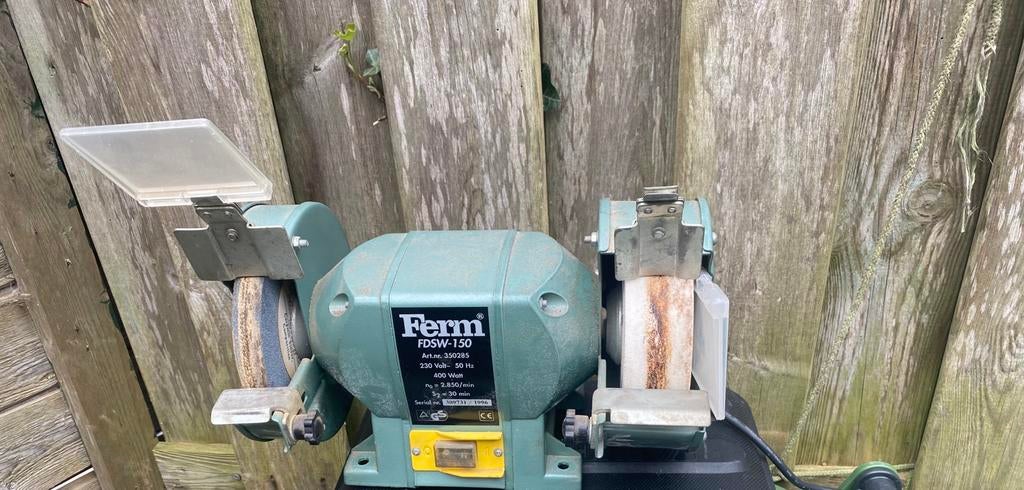 Ferm FDSW-150 tafelslijpmachine 400WATT met 2 vonkenvangers, Doe-het-zelf en Verbouw, Gereedschap | Slijpmachines, Ophalen, Gebruikt