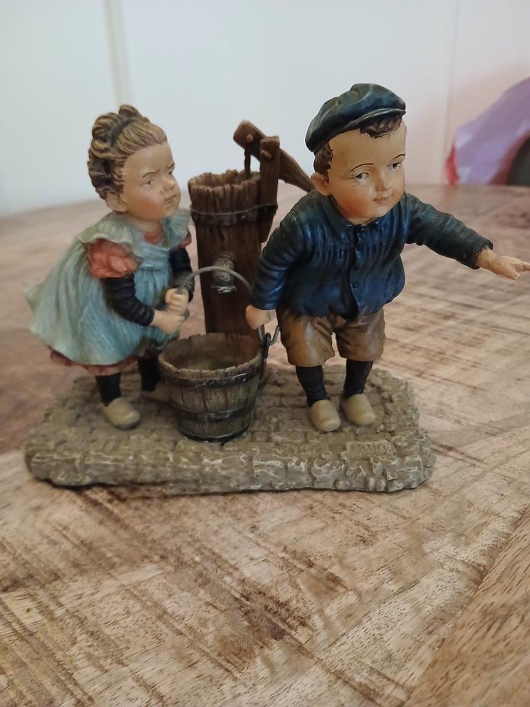 Beeldje Ot en Sien bij waterpomp, Ophalen of Verzenden, Gebruikt, Mens