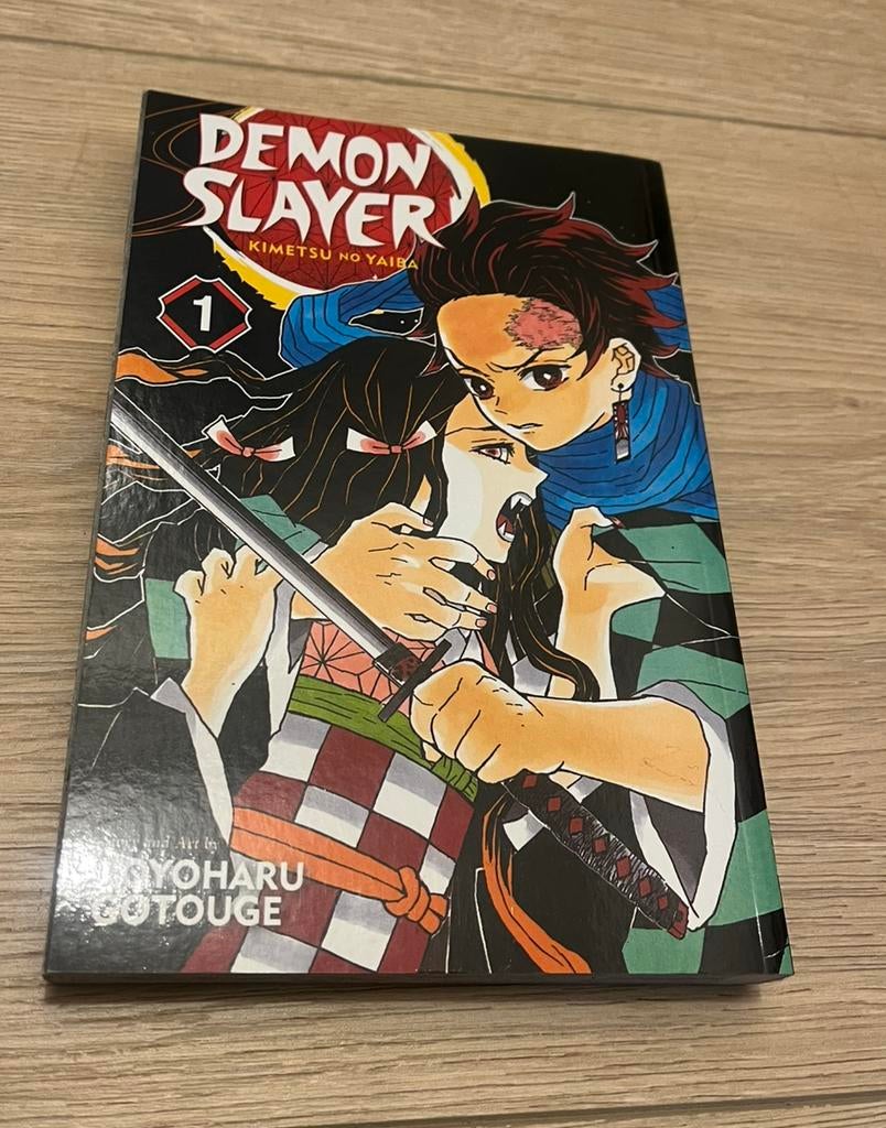 Manga volume 1 Demon Slayer (Engels), Eén stripboek, Ophalen of Verzenden, Zo goed als nieuw