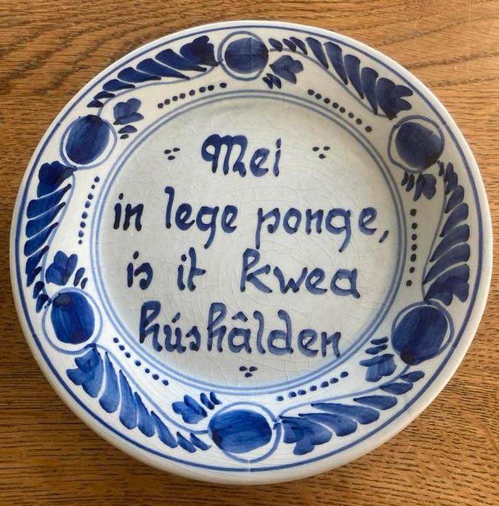 Fries aardewerk bordje met spreuk - Fries Blauw, Antiek en Kunst, Antiek | Keramiek en Aardewerk, Ophalen of Verzenden