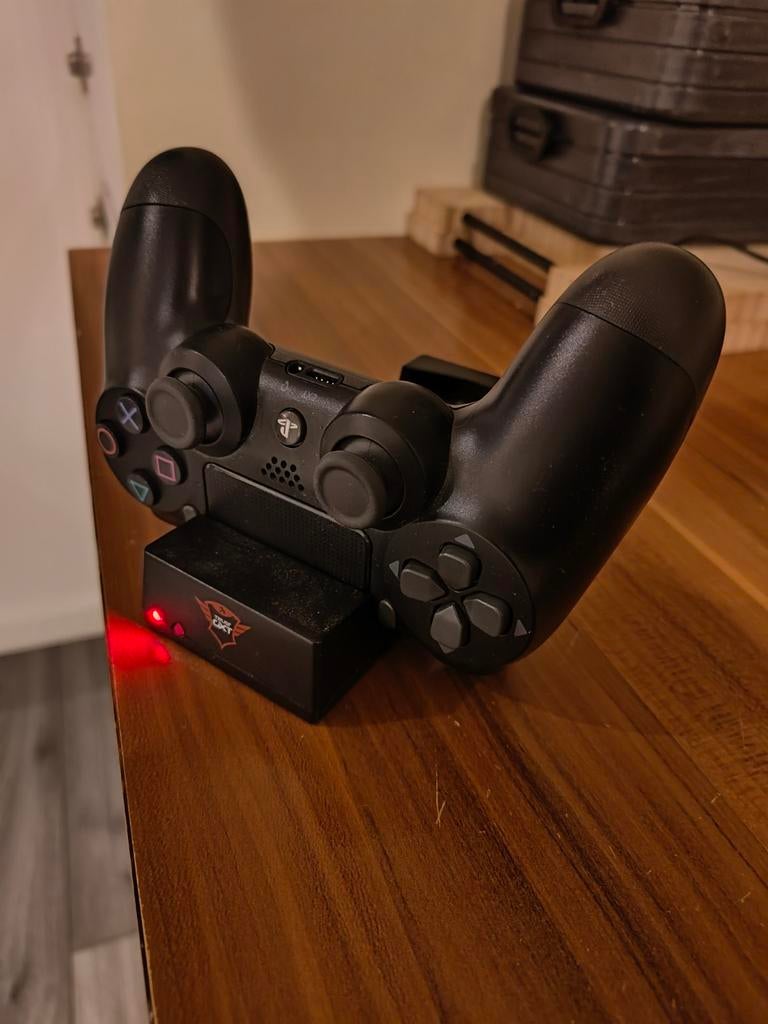 PS4 laadstation van Trust voor 2 joysticks, Spelcomputers en Games, Spelcomputers | Sony PlayStation Consoles | Accessoires, Ophalen