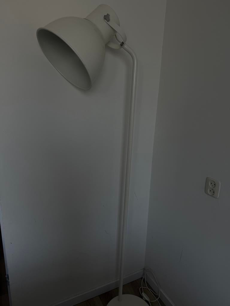 Witte staande lamp met verstelbare kap ., Huis en Inrichting, Ophalen of Verzenden, Gebruikt, Metaal, 150 tot 200 cm