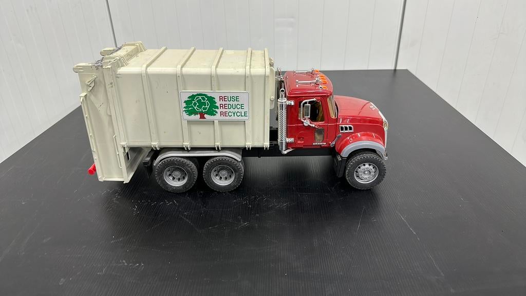 Bruder mack vuilniswagen, Hobby en Vrije tijd, Modelauto's | 1:43, Ophalen of Verzenden, Gebruikt, Bus of Vrachtwagen, Overige merken