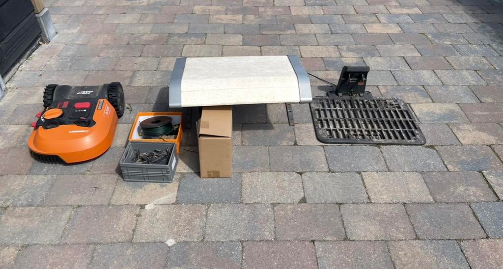 Worx Landroid M met ACS en garage, Ophalen, Zo goed als nieuw