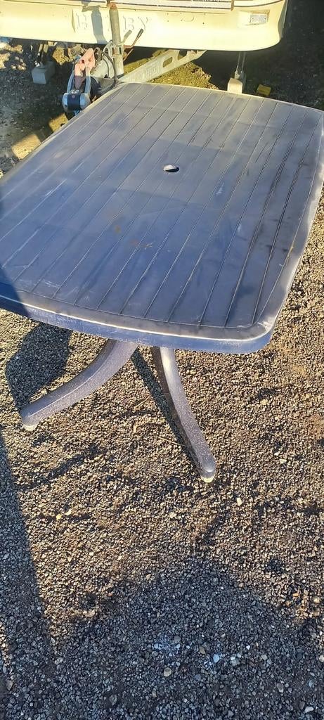 Stevige kunststof tuintafel - Ideaal voor buiten!, Ophalen, Gebruikt, Rechthoekig, Kunststof