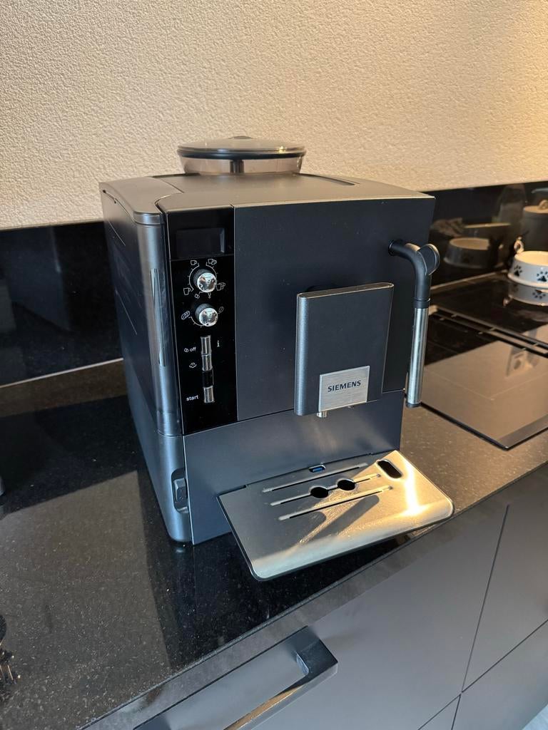 Siemens EQ5 koffiemachine, Witgoed en Apparatuur, Koffiezetapparaten, Ophalen, Afneembaar waterreservoir, Gebruikt, Koffiemachine