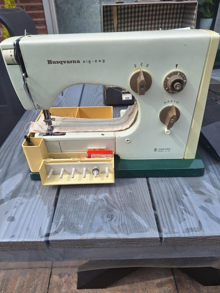 Husqvarna Zig-Zag Naaimachine met Koffer - Vintage, Hobby en Vrije tijd, Naaimachines en Toebehoren, Ophalen of Verzenden, Gebruikt