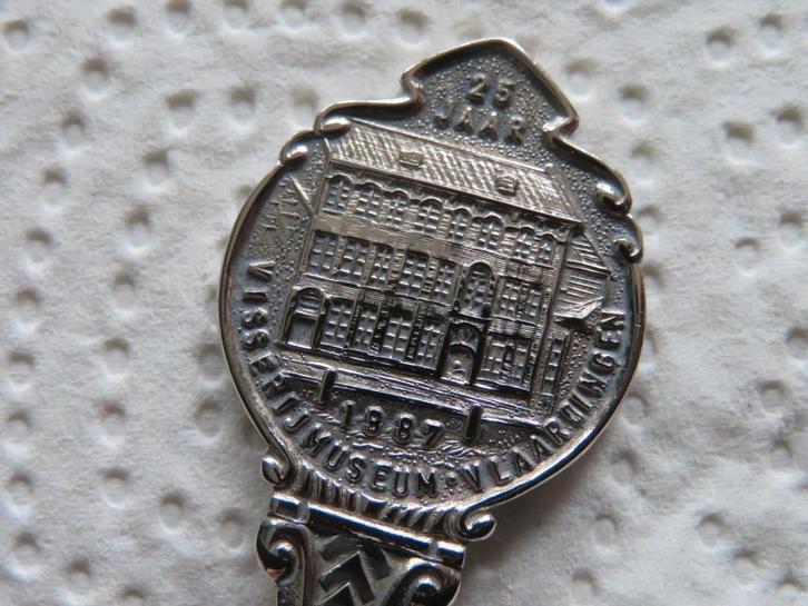Lepeltje 25 Jaar Visserijmuseum Vlaardingen 1987, Verzamelen, Porselein, Kristal en Bestek, Zo goed als nieuw, Bestek, Overige materialen