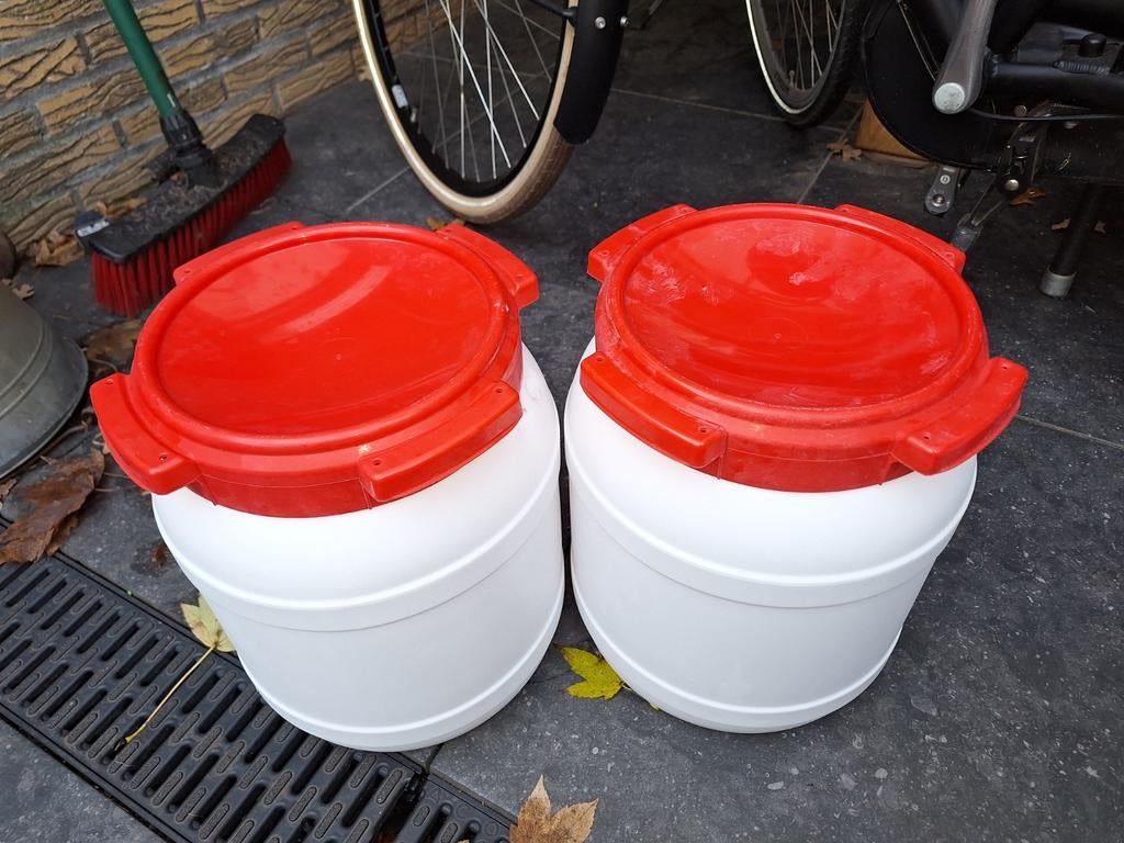 2x Afsluitbare Tonnen - 15L - Zo Goed Als Nieuw, Dieren en Toebehoren, Dierenvoeding, Ophalen of Verzenden, Vogel