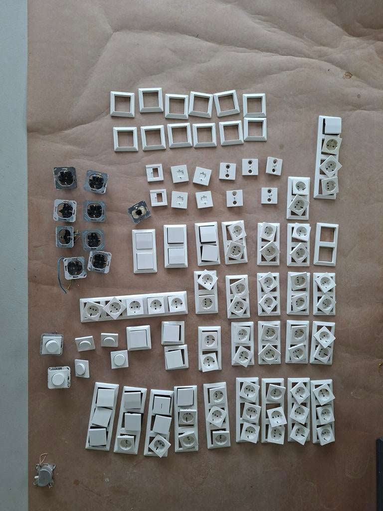 Grote partij Jung stopcontacten, schakelaars en dimmers wit, Ophalen of Verzenden