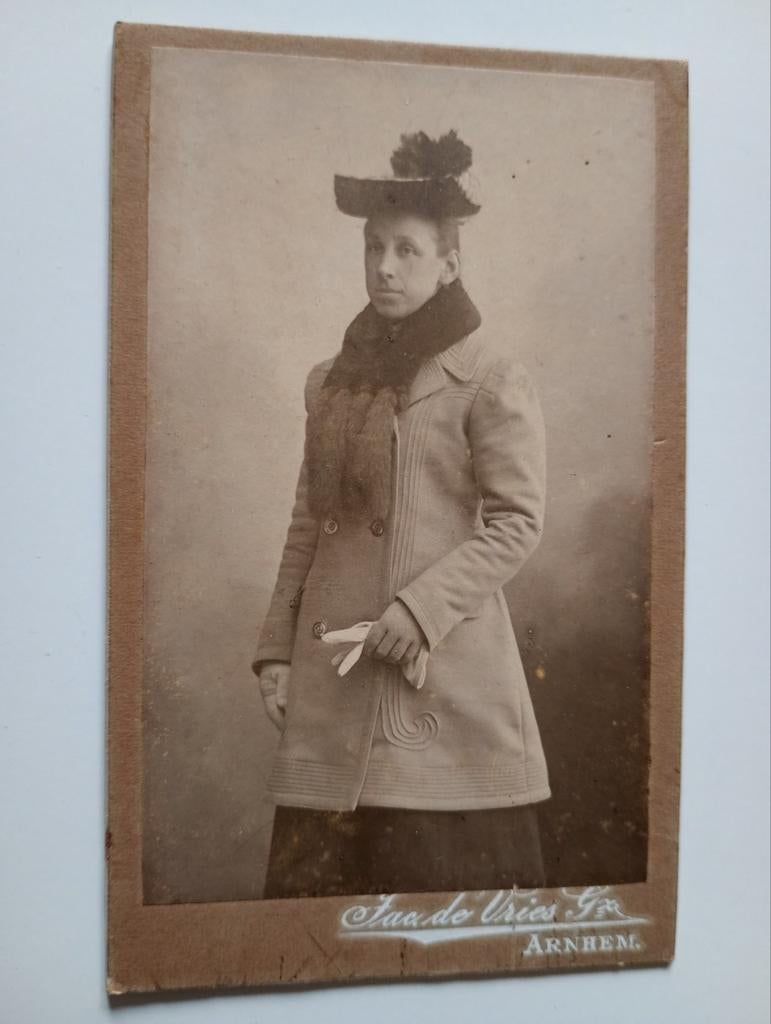 CDV Arnhem Vrouw, Gebruikt, Foto, Ophalen of Verzenden, Voor 1940