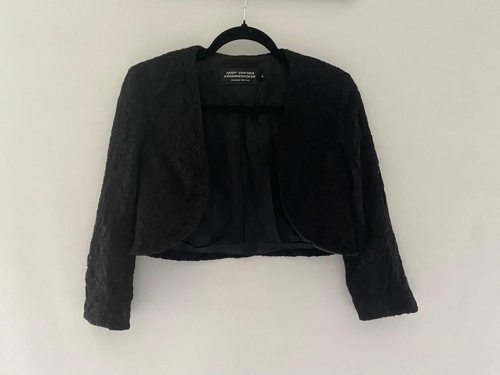 Zwarte kanten bolero – Addy van den Krommenacker – maat 36, Kleding | Dames, Zwart, Ophalen of Verzenden, Zo goed als nieuw, Jasje