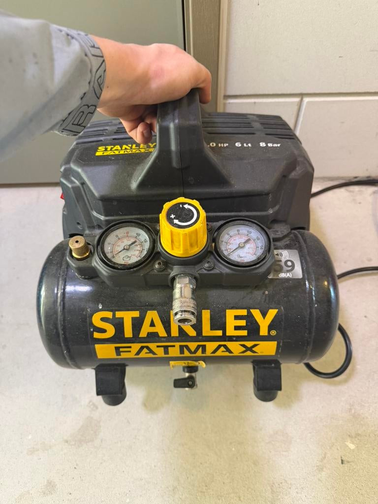 Stanley Compressor 6L Tank Silent + Stanleh Luchthaspel 9m, Doe-het-zelf en Verbouw, Compressors, Minder dan 25 liter, Ophalen of Verzenden