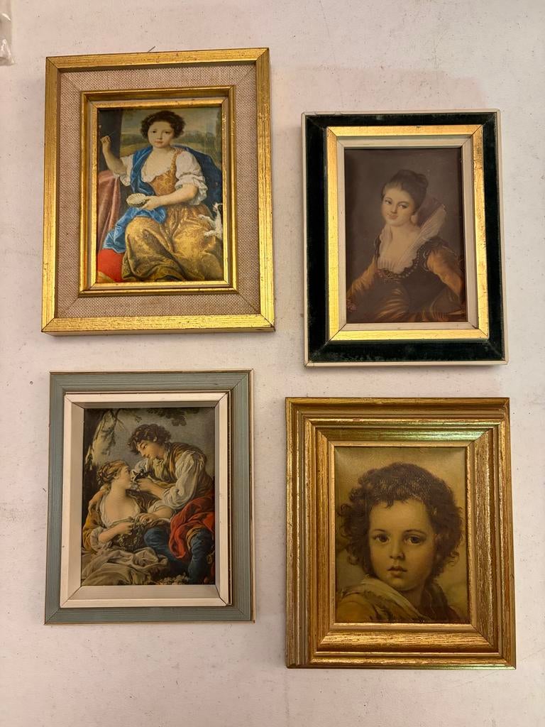 Set van 4 miniatuurschilderijen op satijn., Antiek en Kunst, Ophalen of Verzenden