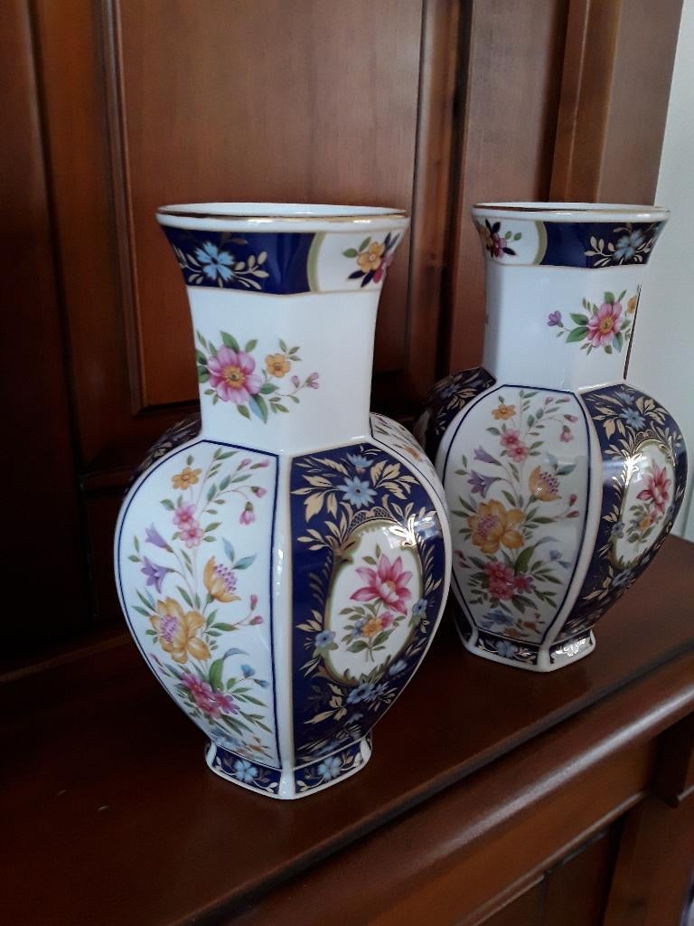 IMARI VAZEN. IMARI JAPAN, 2 porseleinen vazen, Ophalen of Verzenden