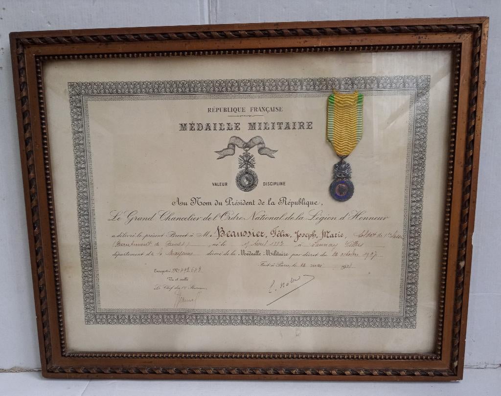 Eremedaille Medaille Militaire met certificaat 1889 1938, Ophalen of Verzenden, Overige soorten, Overige gebieden, Lintje, Medaille of Wings
