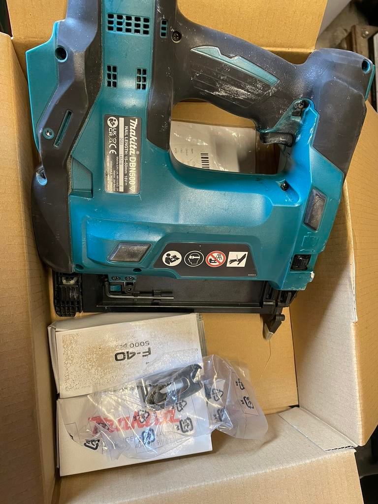 Makita tacker dbn500 18volt, Doe-het-zelf en Verbouw, Cirkelzaag, Ophalen of Verzenden, Zo goed als nieuw, 30 tot 70 mm