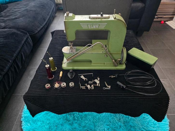 Elna Grashopper naaimachine met koffer/tafel, Antiek en Kunst, Antiek | Naaimachines, Ophalen of Verzenden