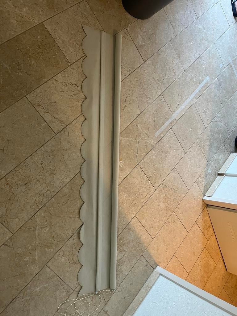 Beige/wit rolgordijn met geschulpte rand, Gebruikt, Beige, 150 tot 200 cm, 50 tot 100 cm