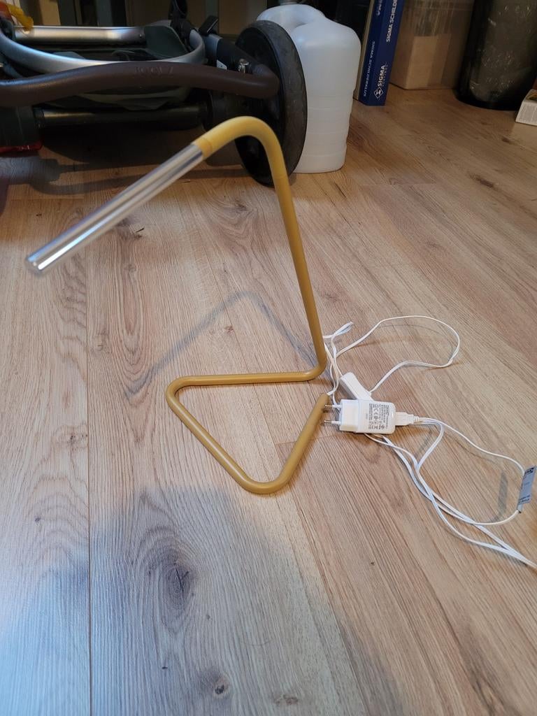 Ikea Bureaulampje Okergeel met Buigbare LED Verlichting, Ophalen, Modern, functioneel, Zo goed als nieuw, Minder dan 50 cm