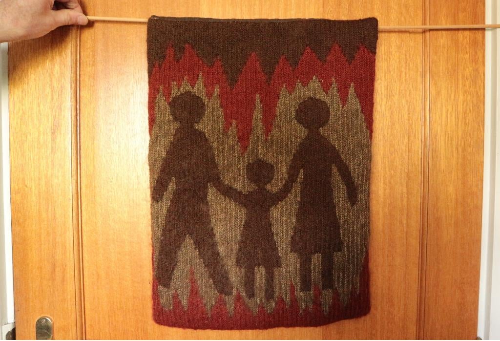 Vintage wollen wandkleed bruin vader moeder met kind, Huis en Inrichting, Verzenden, Zo goed als nieuw, Handgemaakt, Bruin
