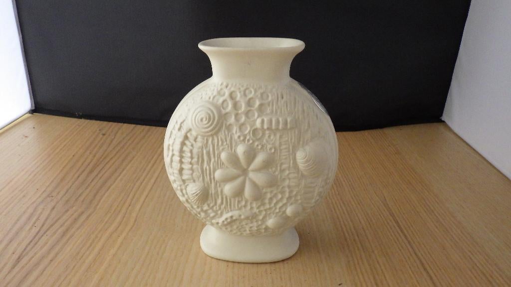 mooie bewerkte vaas in de kleur wit, Huis en Inrichting, Woonaccessoires | Vazen, Gebruikt, Wit, Aardewerk of Porselein, Ophalen of Verzenden