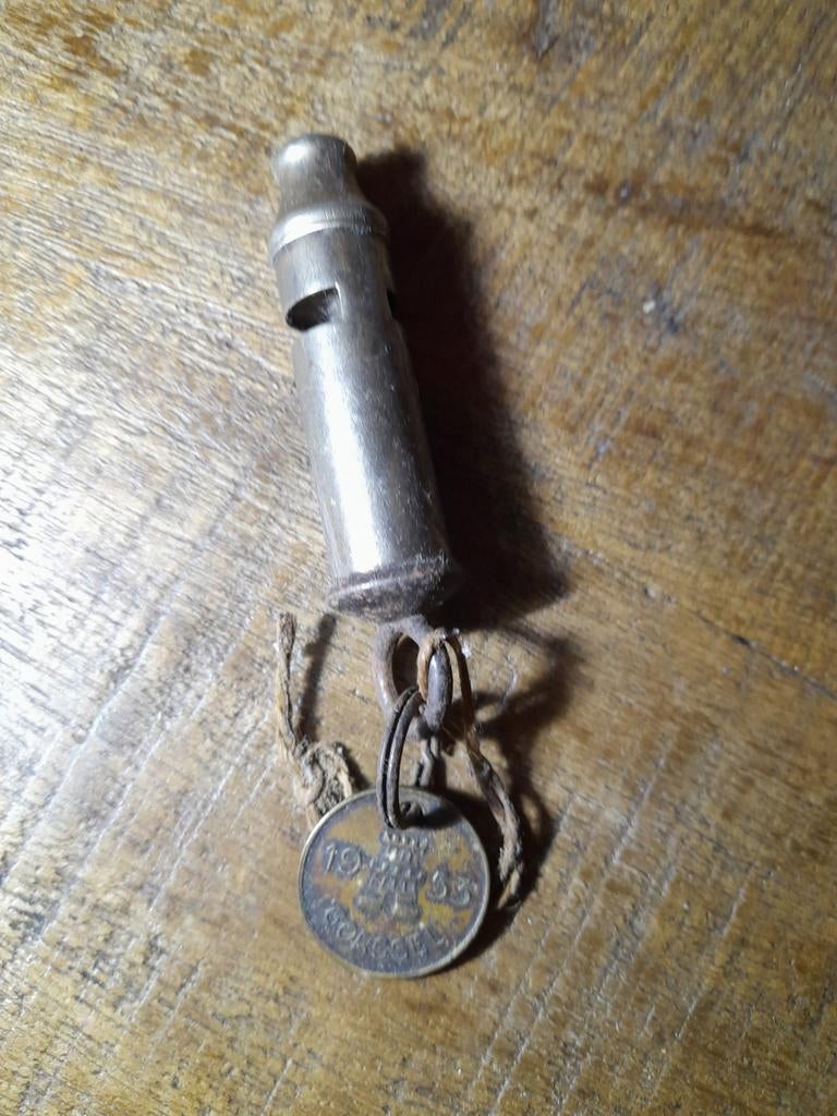 Oud fluitje met penning 1953 Gorssel (25), Ophalen of Verzenden