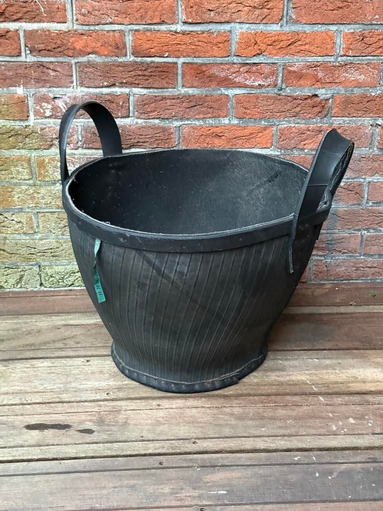 Haardhout mand van banden, merk Monodeco, Ophalen, Gebruikt