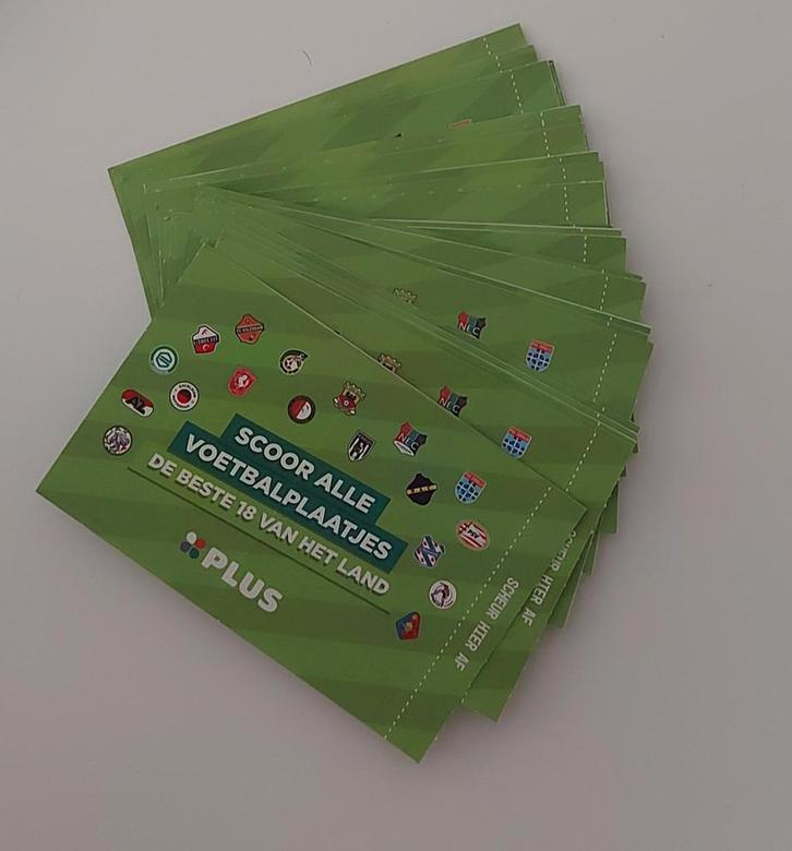 26 x Plus voetbalplaatjes ongeopend, Verzamelen, Supermarktacties, Plus, Ophalen of Verzenden