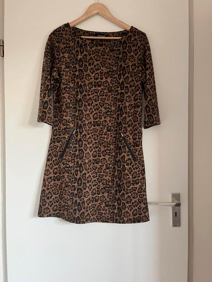 Beige / donkerbruin jurk met luipaardprint, maat 38/M Vegas, Kleding | Dames, Jurken, Zo goed als nieuw, Maat 38/40 (M), Beige