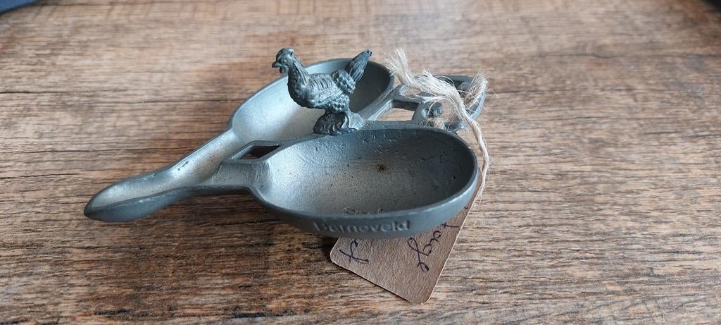 Tinnen lepel met kip, gemerkt "Berneveld" eierdopje, Antiek en Kunst, Antiek | Tin, Ophalen of Verzenden