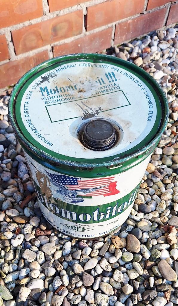 Metalen oliedrum of blik van het merk Motomobiloil., Verzamelen, Blikken, Ophalen of Verzenden, Gebruikt, Overige, Overige merken