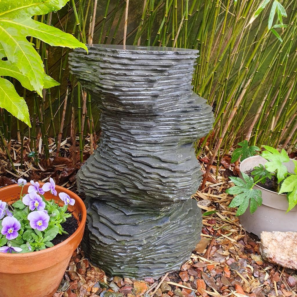 🌿 Rustgevend Waterornament Pagode fontein - Natuursteen, Tuin en Terras, Waterpartijen en Fonteinen, Ophalen, Waterornament