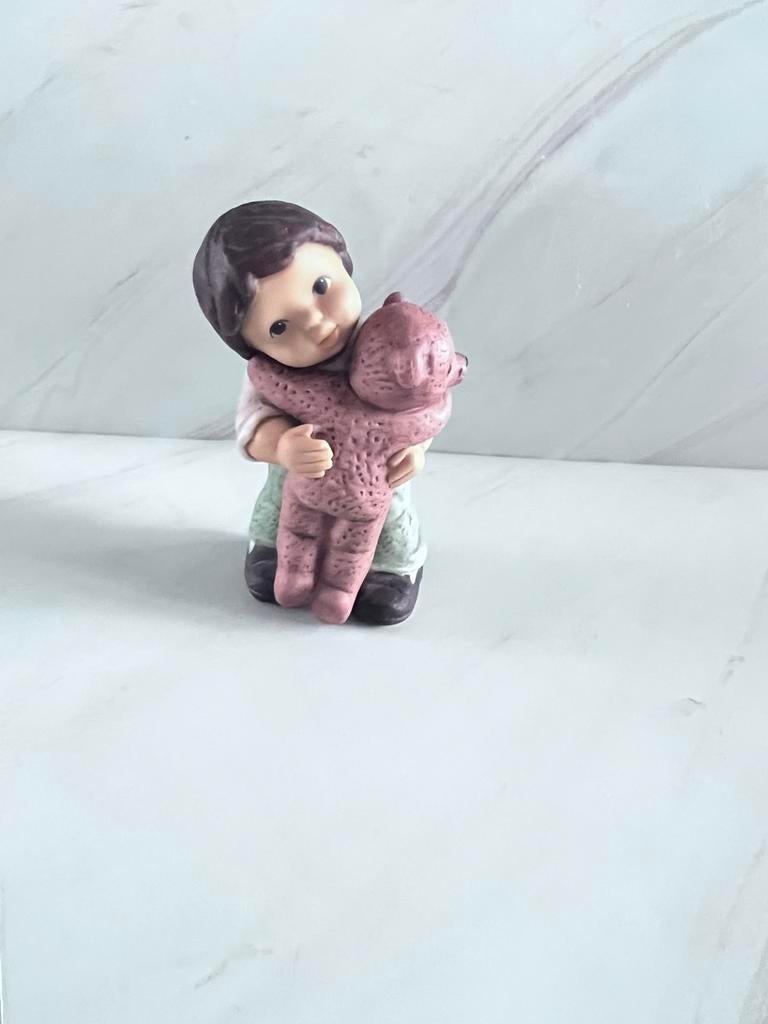 Goebel Nina & Marco jongen met teddybeer – beeldje, Verzamelen, Beelden en Beeldjes, Ophalen of Verzenden, Zo goed als nieuw, Mens