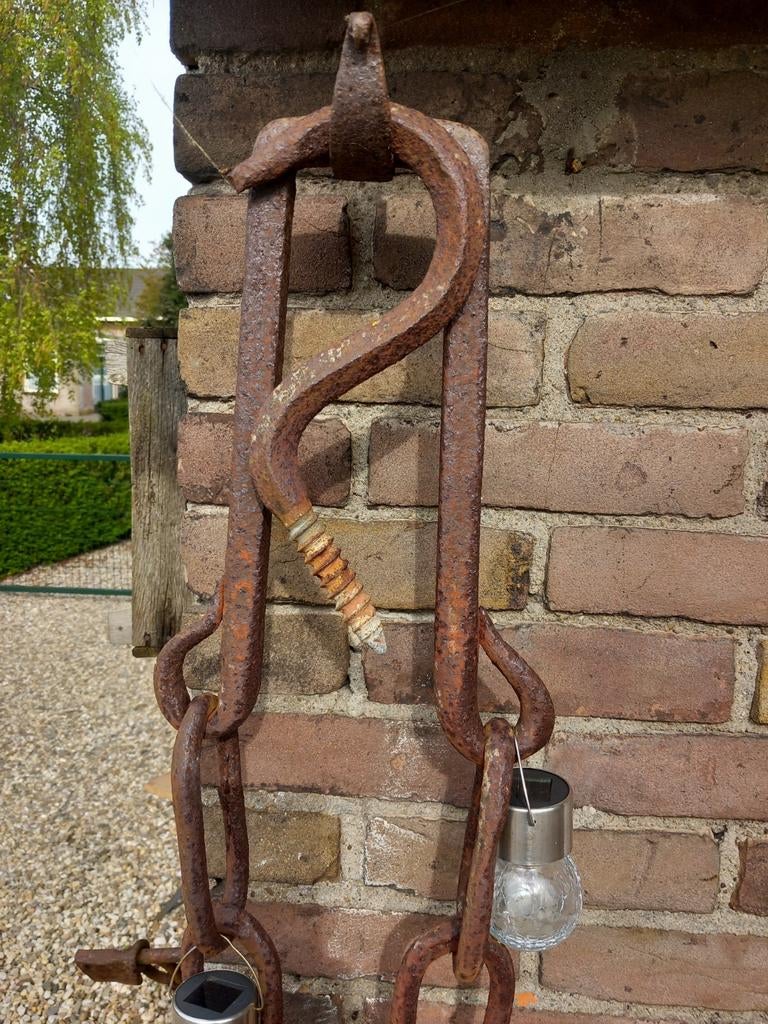 IJzeren decoratie met hoefijzer en ploegketting, Ophalen