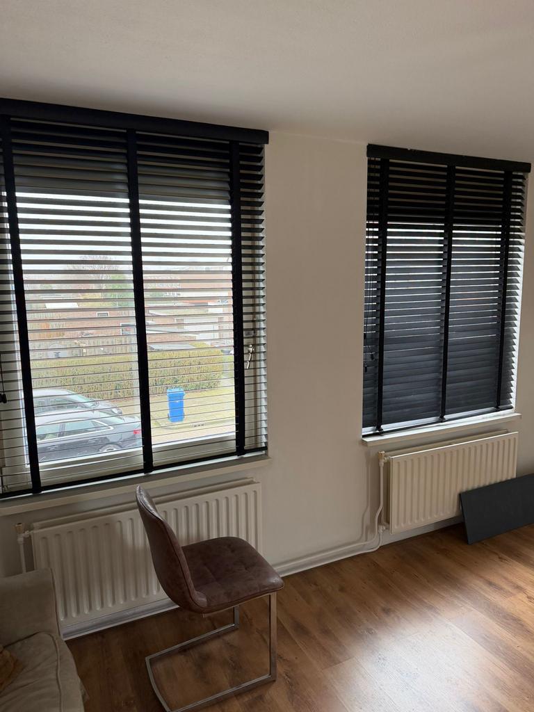 Zwarte kunststof jaloezieën 135x175 cm, Ophalen, Gebruikt, 100 tot 150 cm, Zwart