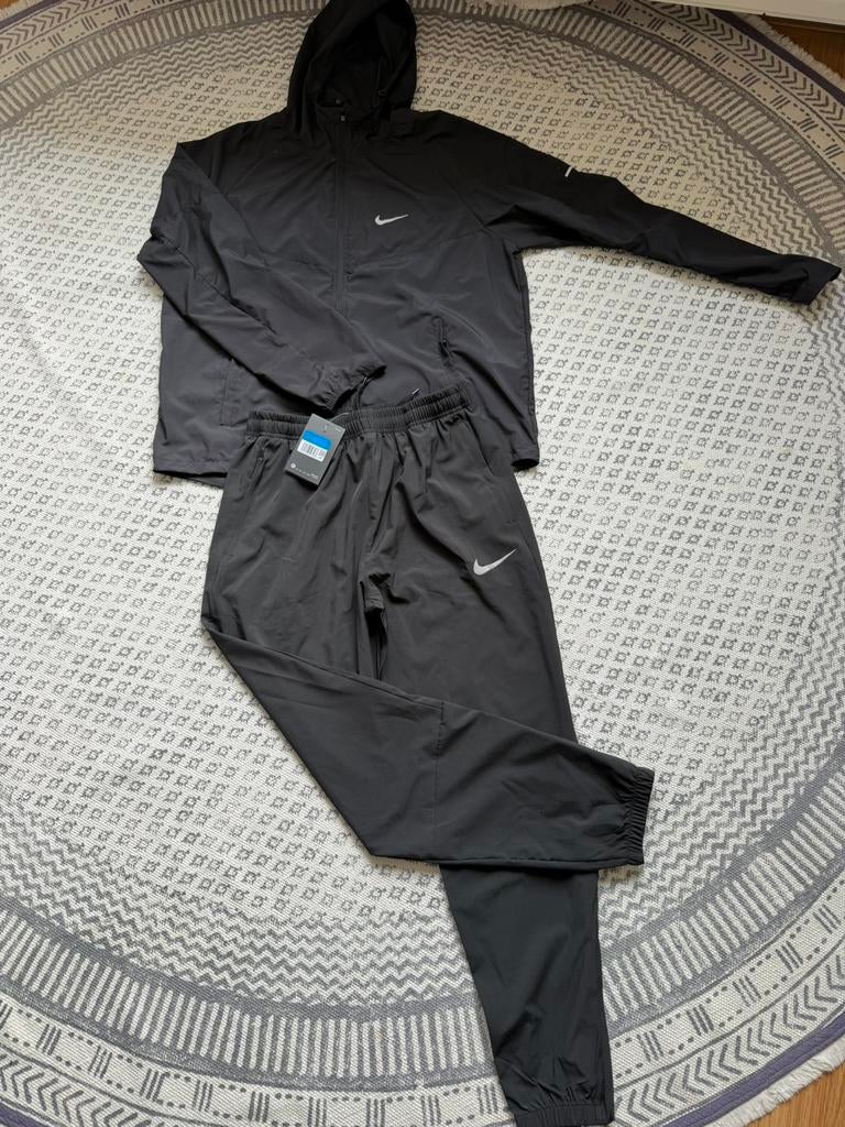 Nike miller trainingspak zwart, Maat 52/54 (L), Verzenden, Zwart, Nieuw