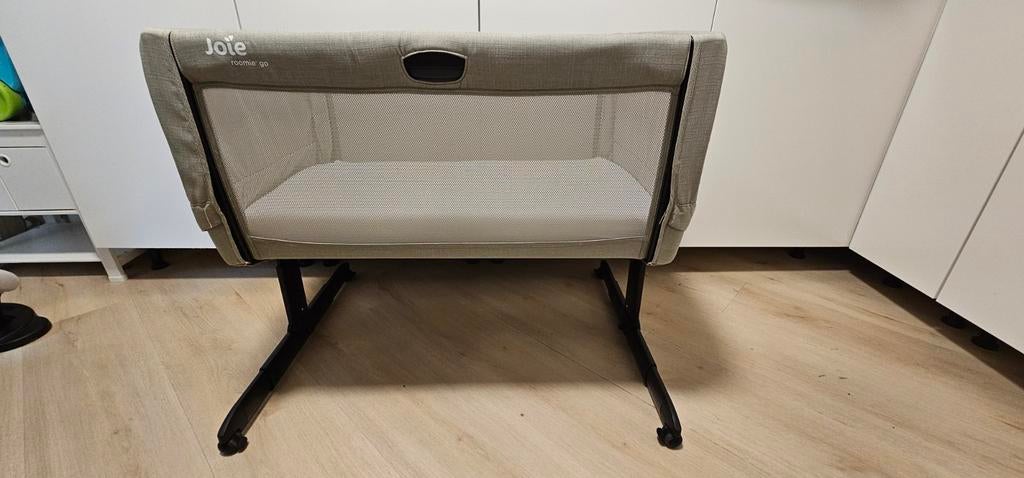 Joie Roomie Go Co-sleeper - Inklapbaar & Verrijdbaar, Kinderen en Baby's, Babywiegjes en Ledikanten, Ophalen, Zo goed als nieuw