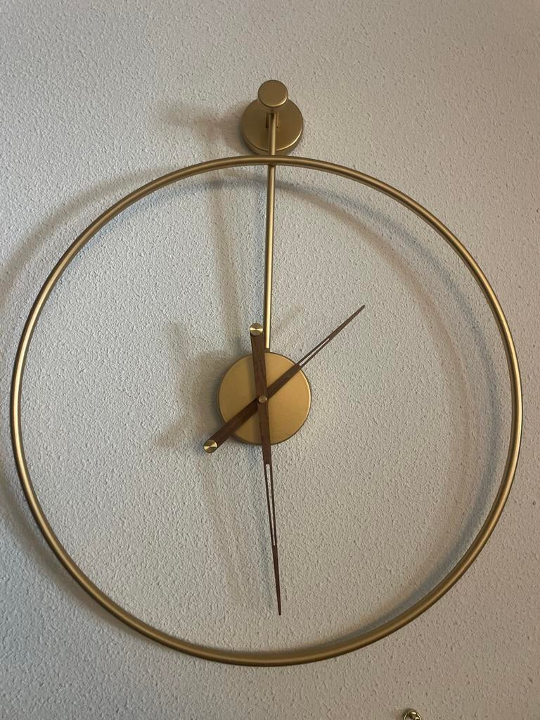 Moderne gouden wandklok - minimalistisch design, Ophalen of Verzenden, Zo goed als nieuw, Analoog, Wandklok