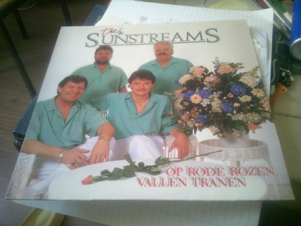 THE SUNSTREAMS LP OP RODE ROZEN VALLEN TRANEN, 1980 - 1989, Ophalen of Verzenden, Zo goed als nieuw, Levenslied of Smartlap