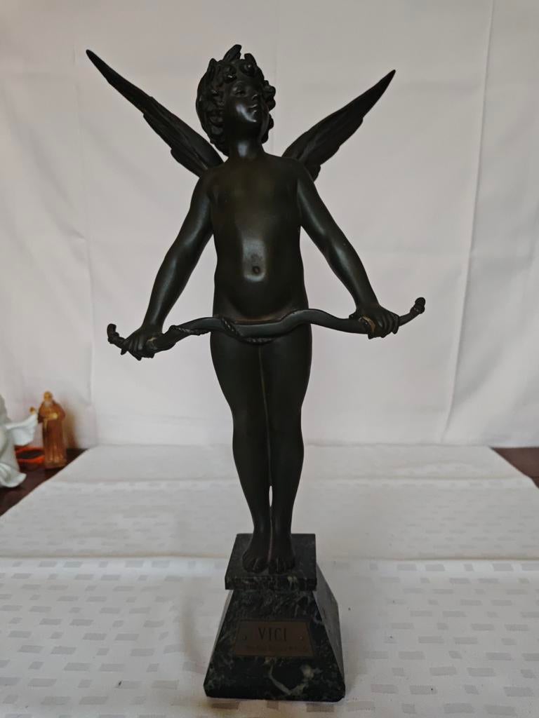 Bronzen beeld van Cupido met pijl en boog op marmeren sokkel, Gepatineerd, Ophalen of Verzenden, Brons, 20 - 50 cm