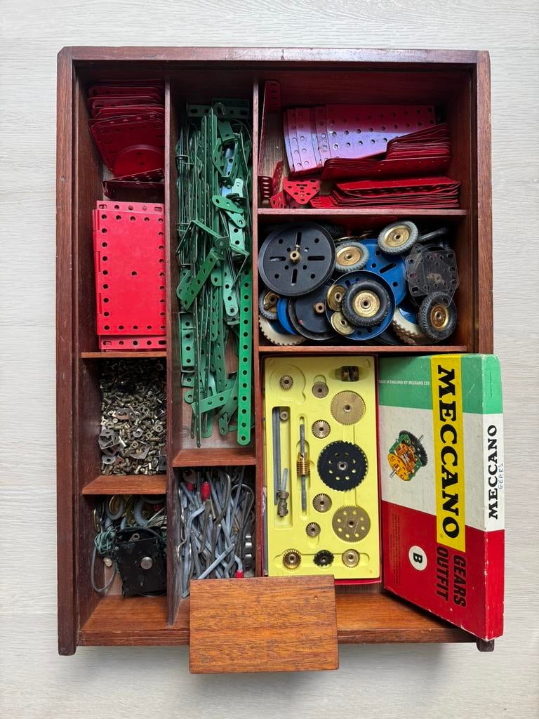 Meccano set met diverse bouwonderdelen en handleidingen, Ophalen