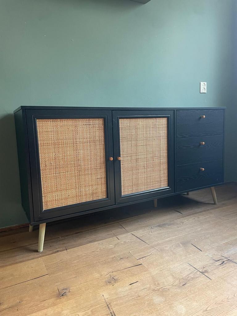 Dressoir met rotan deuren – zwart / hout – 150 cm breed, Ophalen, Zo goed als nieuw, 25 tot 50 cm, 100 tot 150 cm